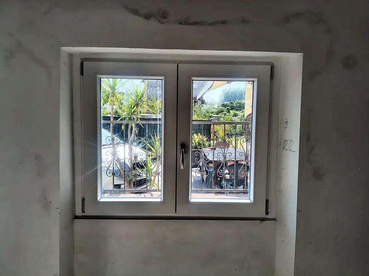 Finestra in PVC bianco 76 mm a due ante, vista dall’interno