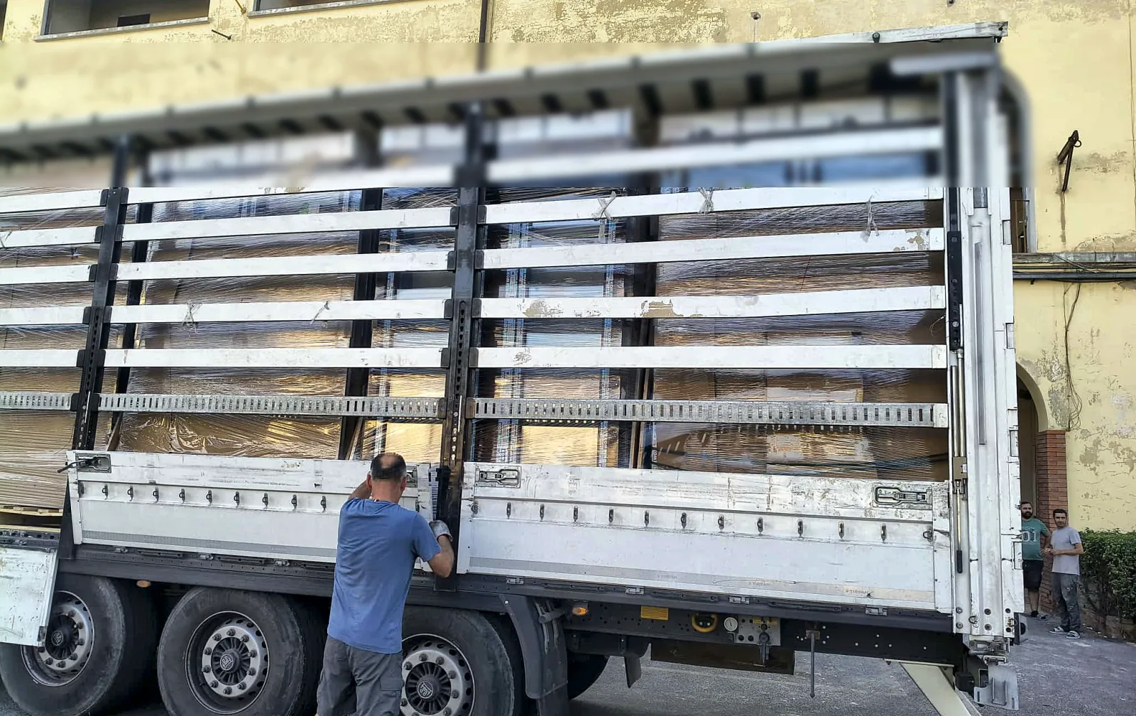 Camion con i serramenti imballati alla consegna